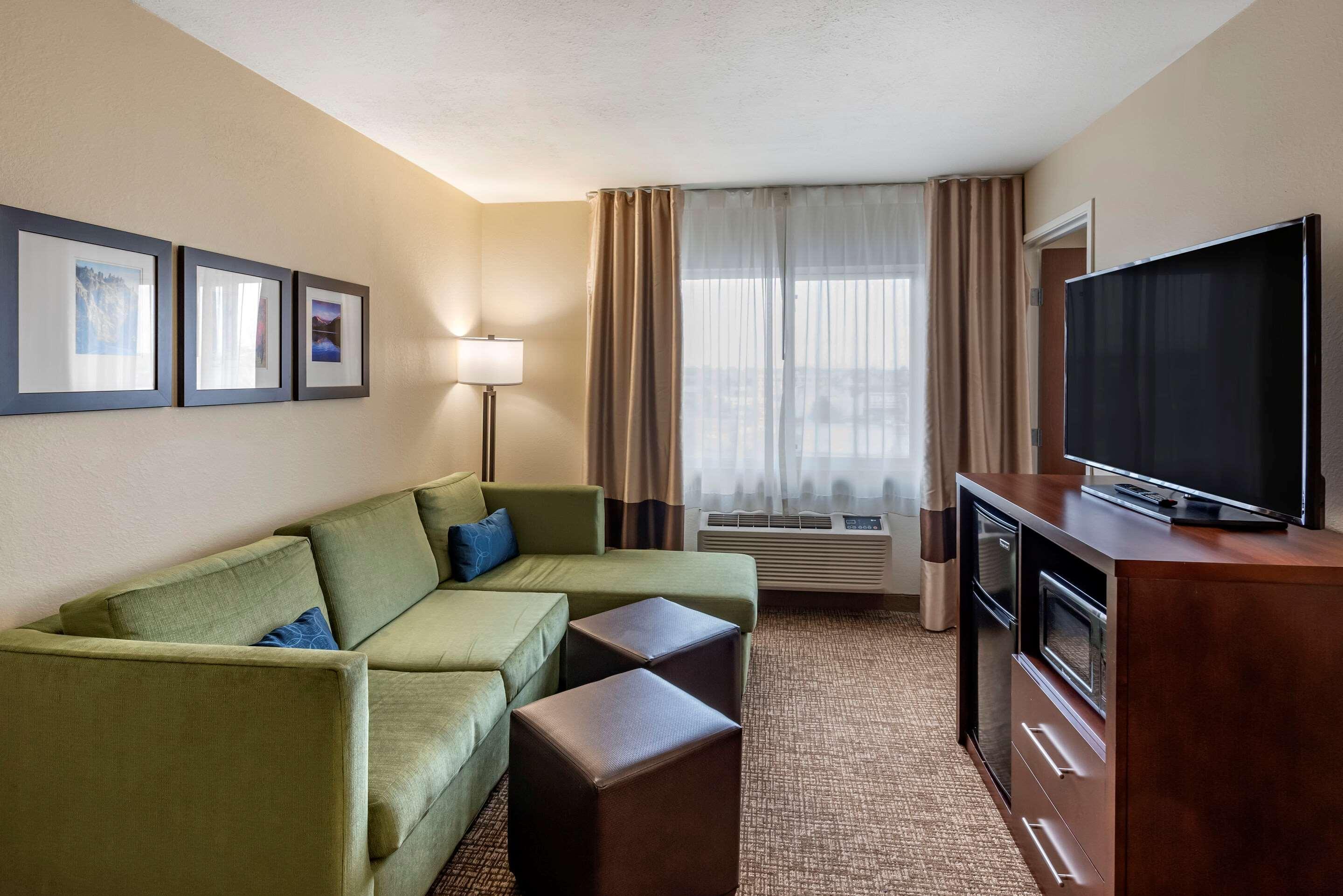 Comfort Inn & Suites Pueblo Bagian luar foto