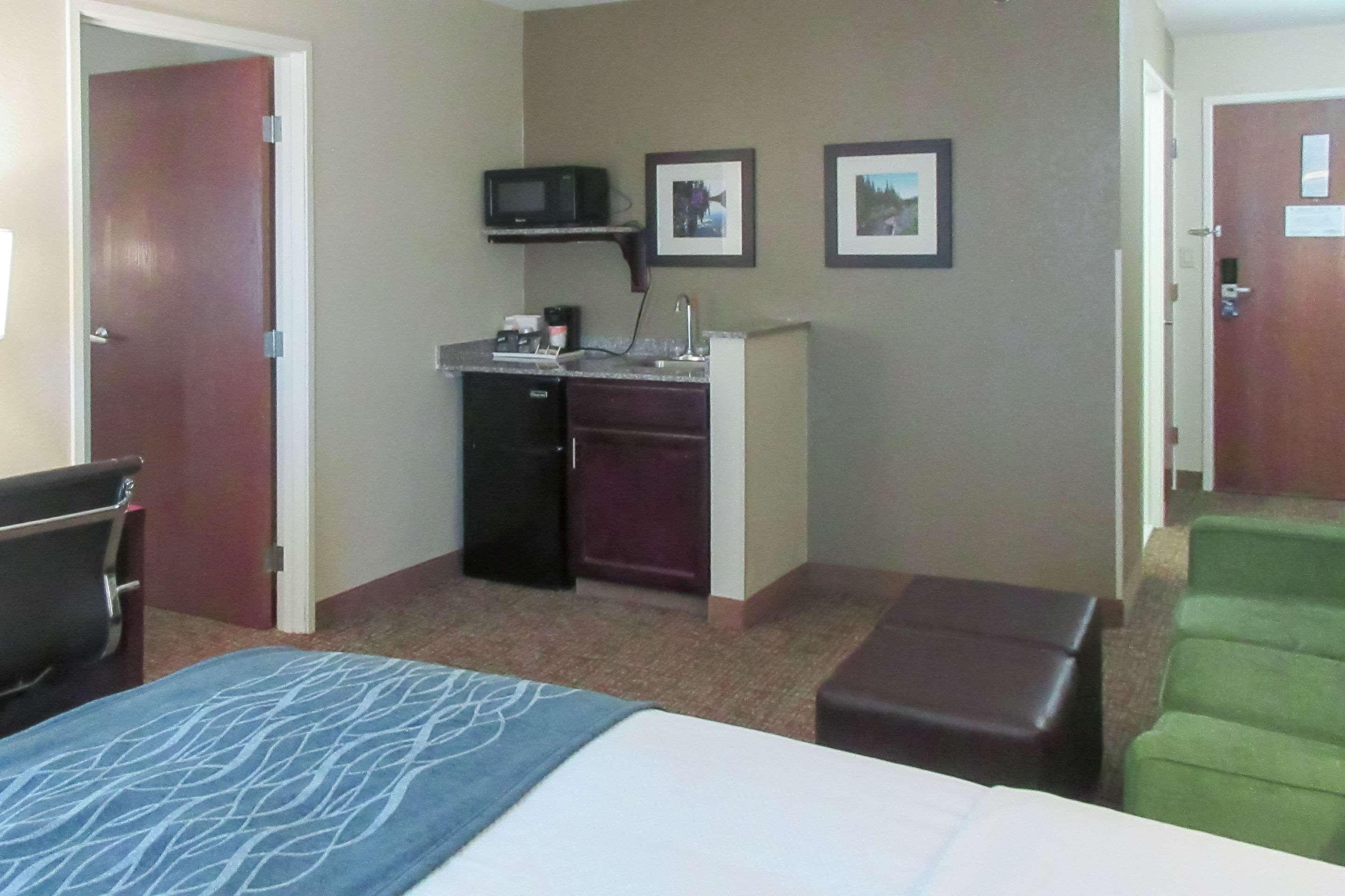 Comfort Inn & Suites Pueblo Bagian luar foto