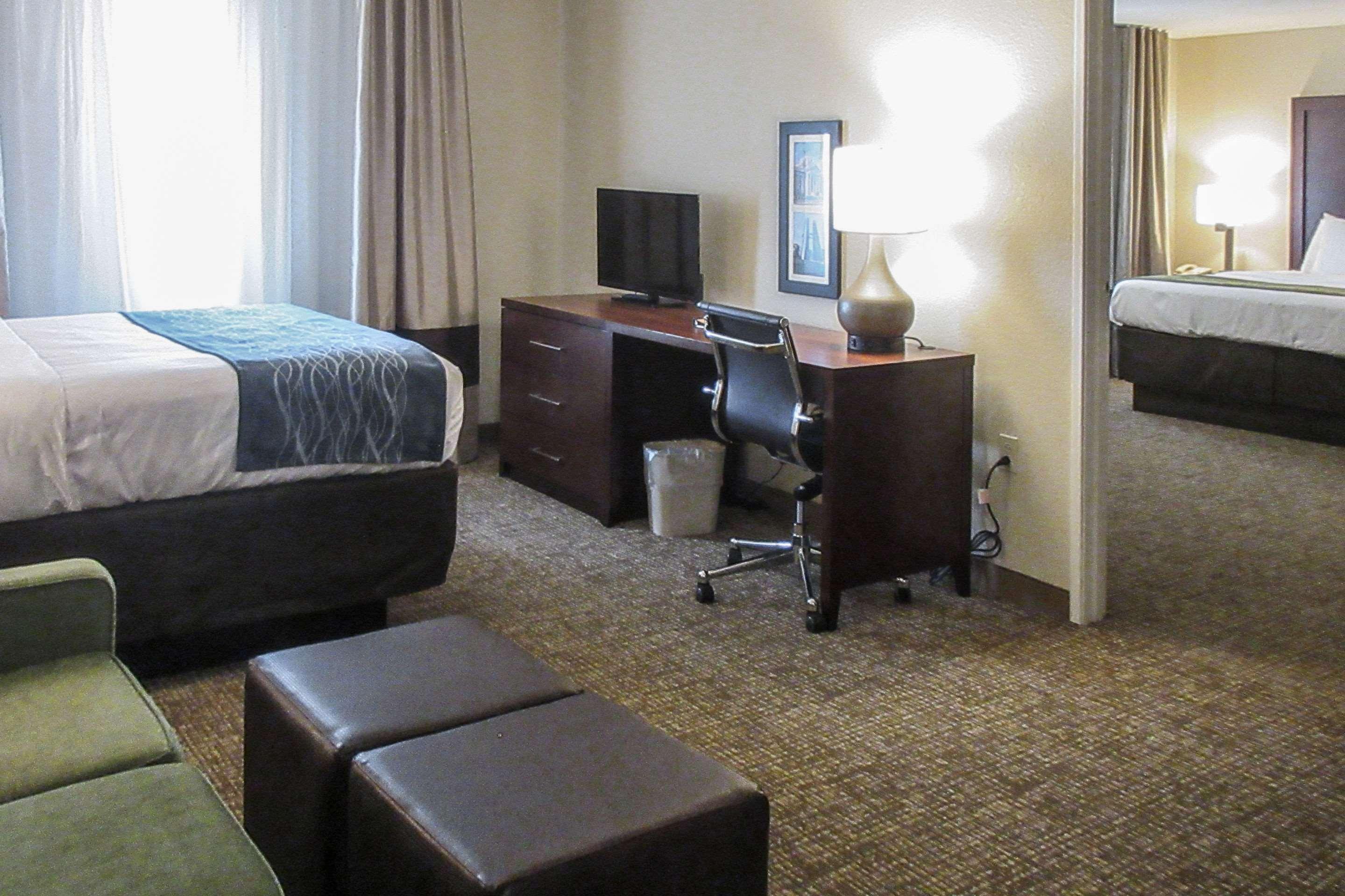 Comfort Inn & Suites Pueblo Bagian luar foto