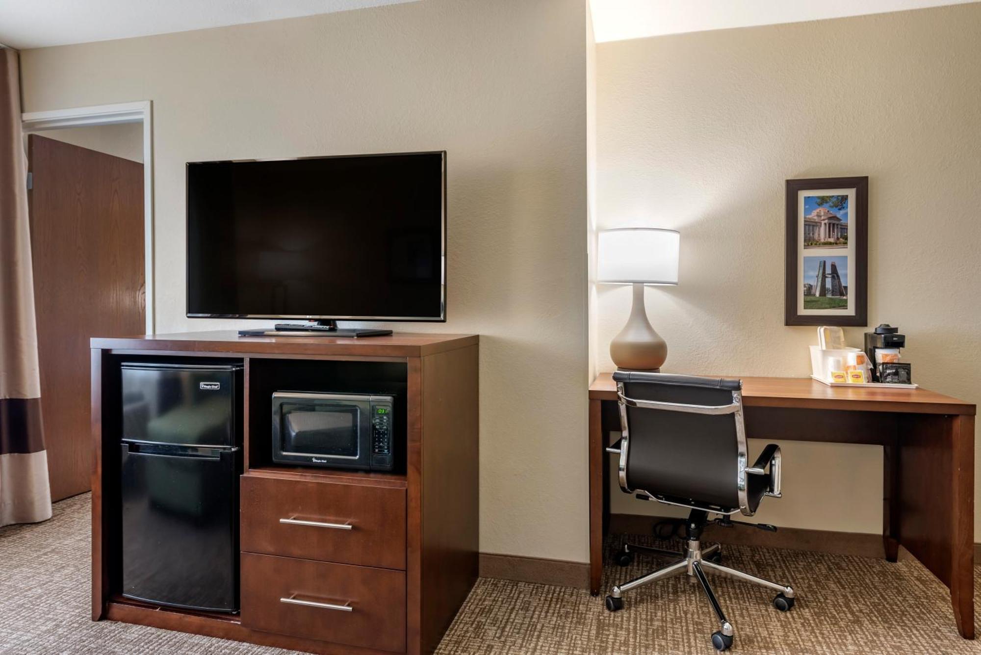 Comfort Inn & Suites Pueblo Bagian luar foto