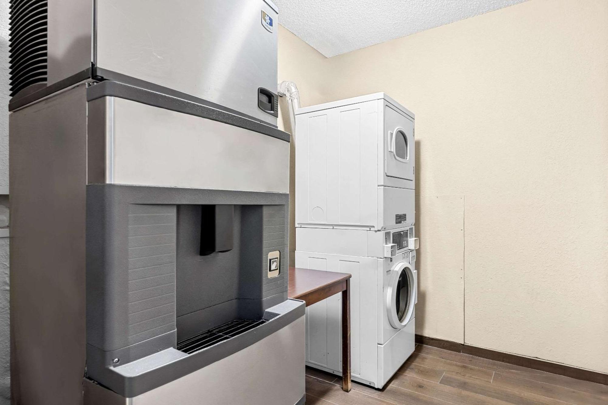 Comfort Inn & Suites Pueblo Bagian luar foto