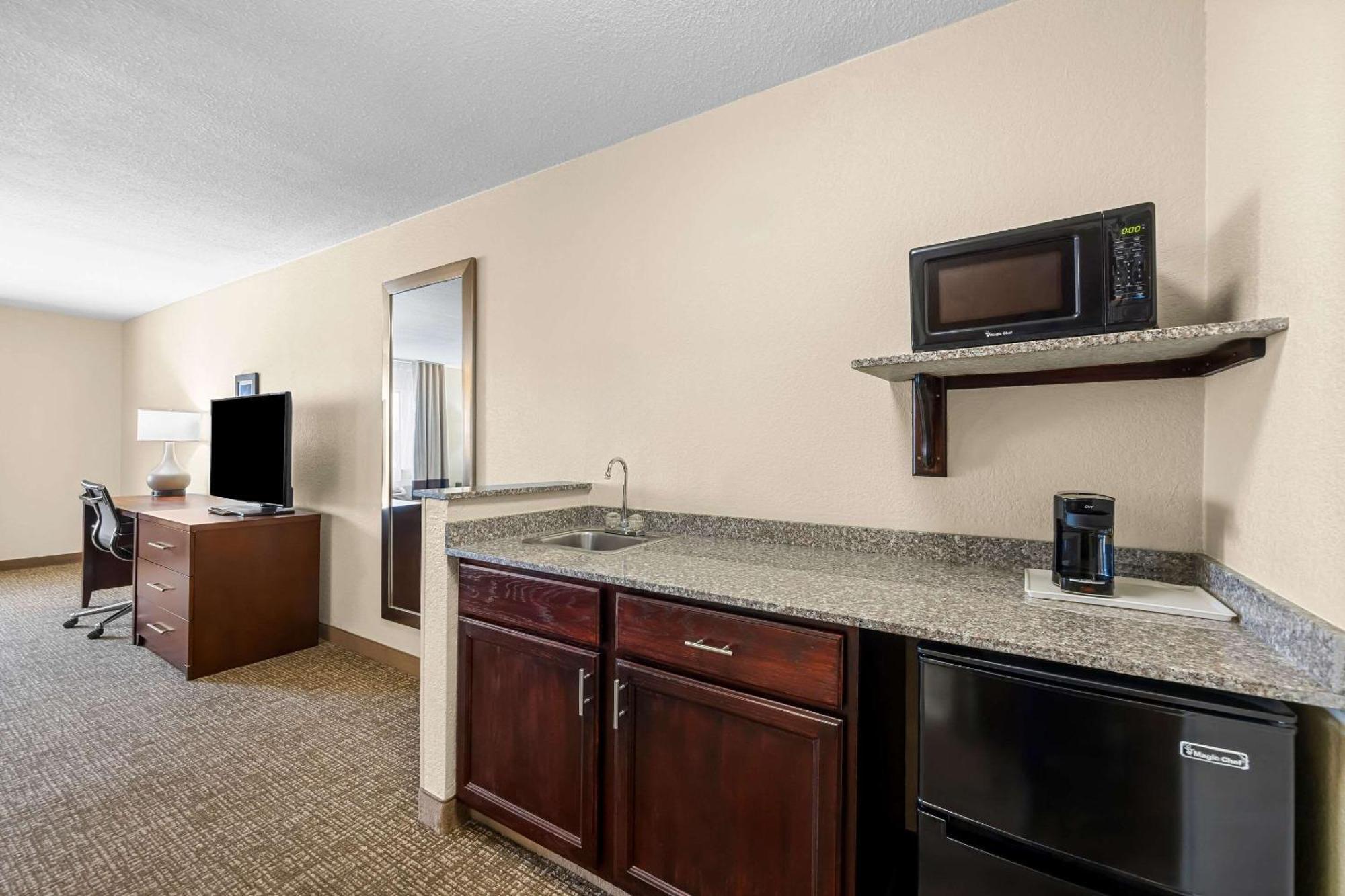 Comfort Inn & Suites Pueblo Bagian luar foto
