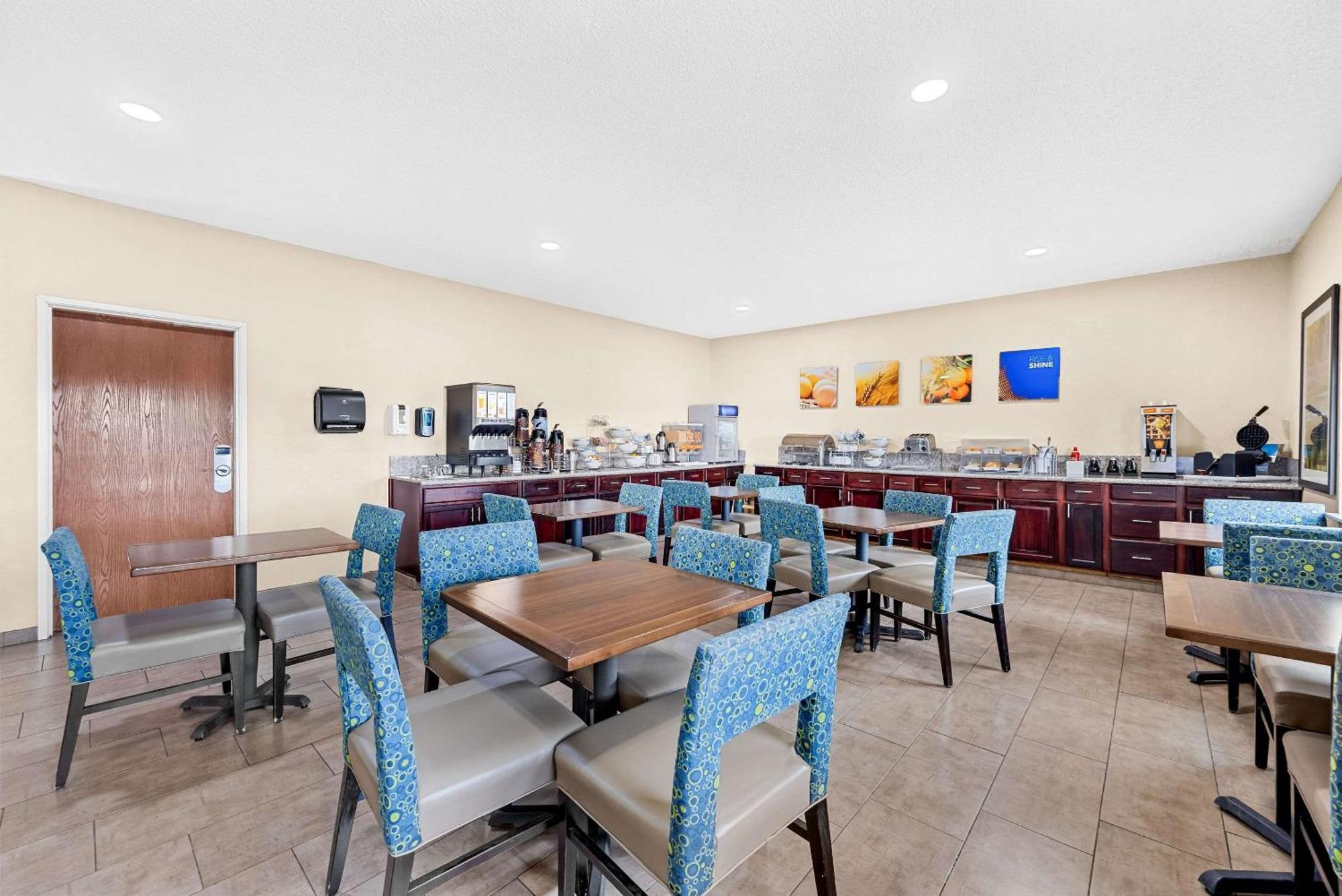 Comfort Inn & Suites Pueblo Bagian luar foto
