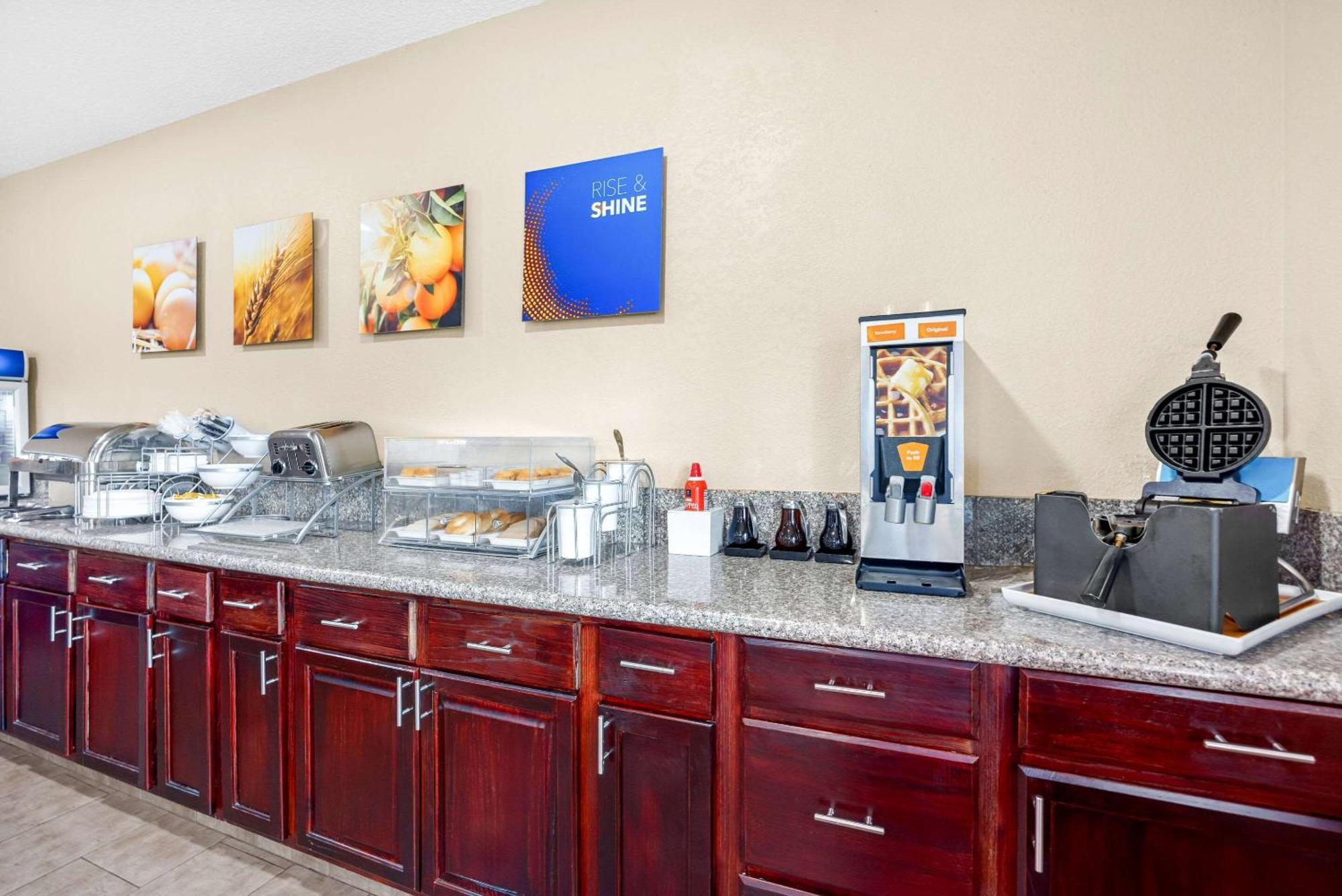 Comfort Inn & Suites Pueblo Bagian luar foto