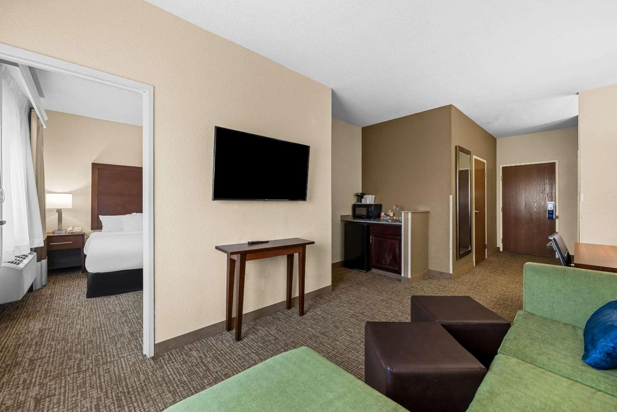 Comfort Inn & Suites Pueblo Bagian luar foto