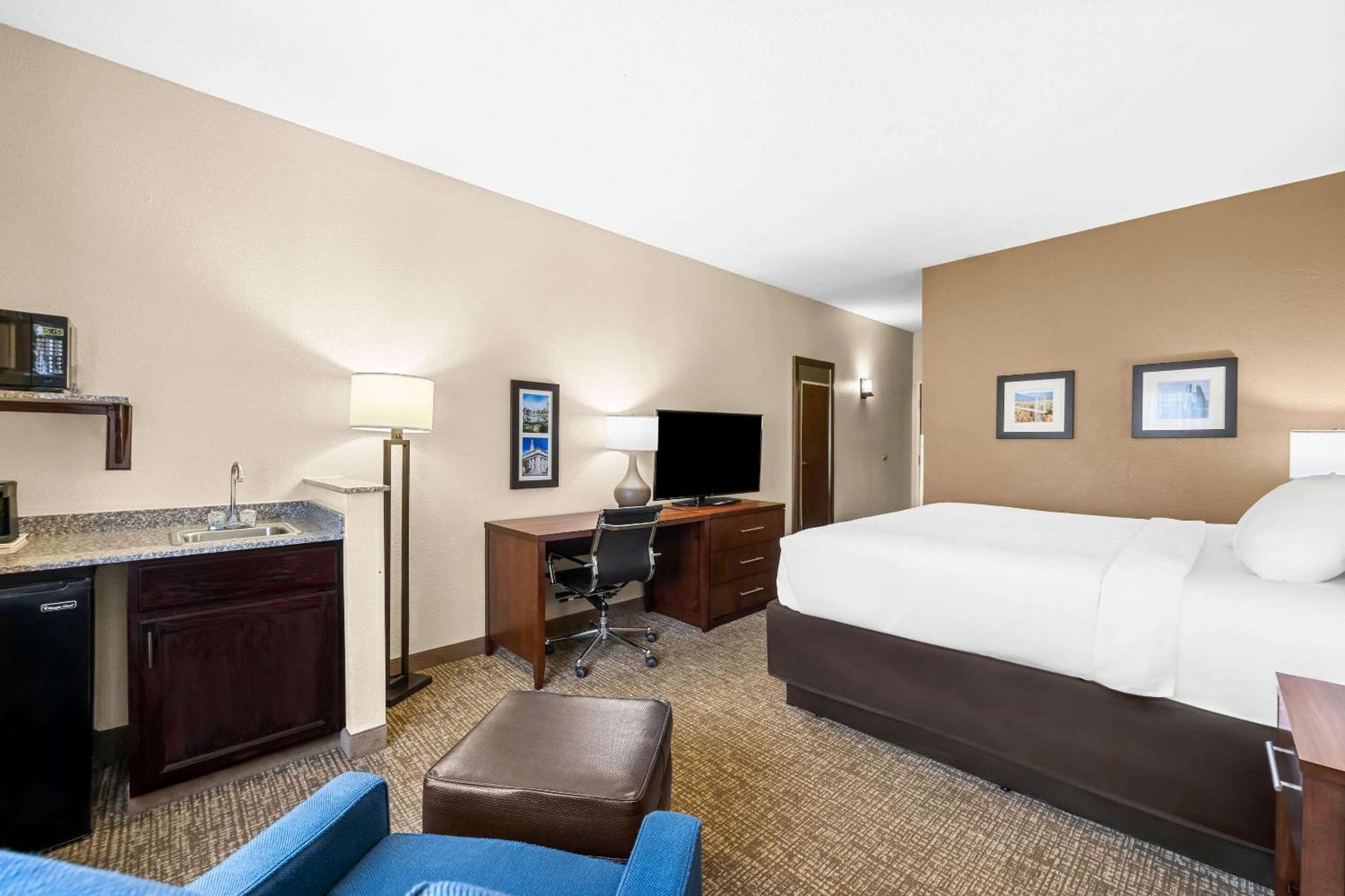 Comfort Inn & Suites Pueblo Bagian luar foto